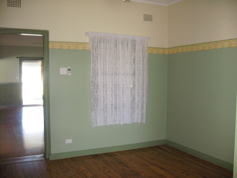 12 Armstrong Street, Parkes NSW 2870