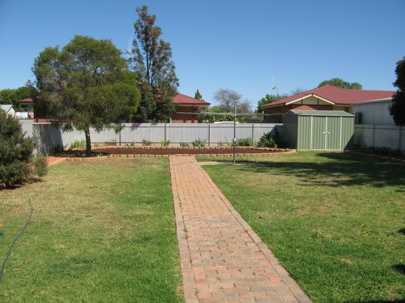 12 Armstrong Street, Parkes NSW 2870