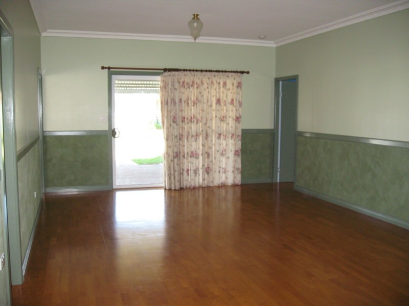 12 Armstrong Street, Parkes NSW 2870
