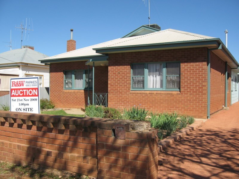12 Armstrong Street, Parkes NSW 2870