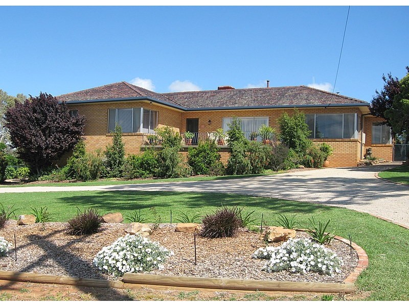 10 Evans Parade, Parkes NSW 2870