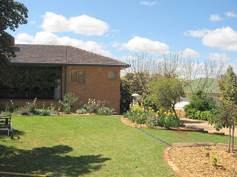 10 Evans Parade, Parkes NSW 2870