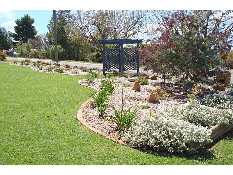 10 Evans Parade, Parkes NSW 2870
