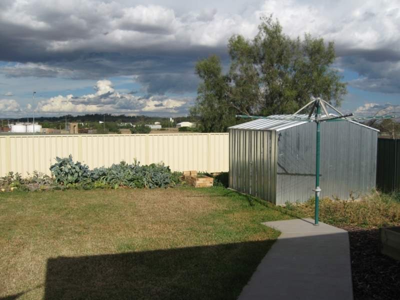 33 Blaxland Street, Parkes NSW 2870