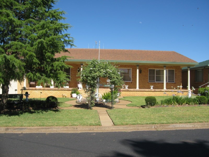 17 Carrington Street, Parkes NSW 2870