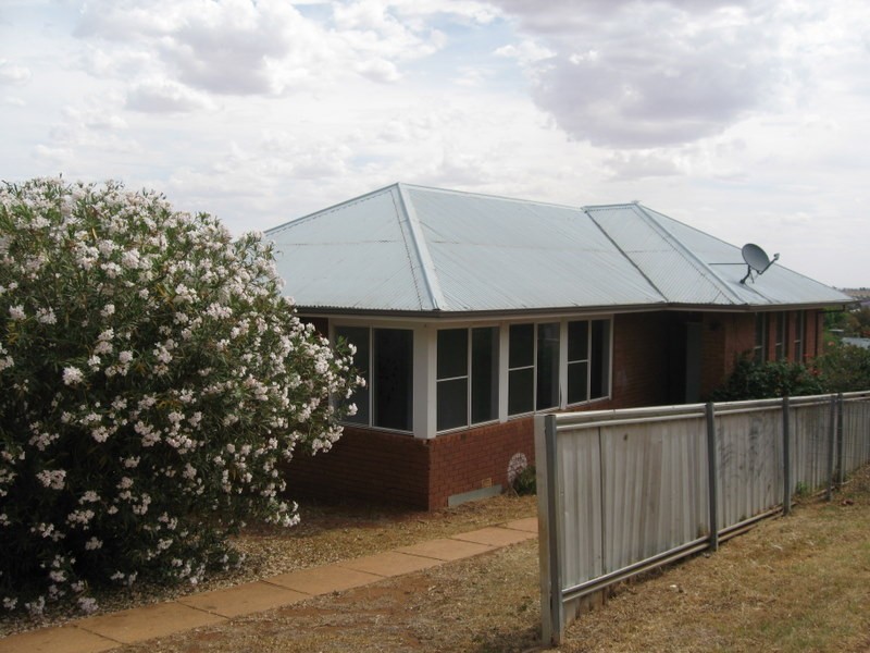 18 Alexandra Street, Parkes NSW 2870