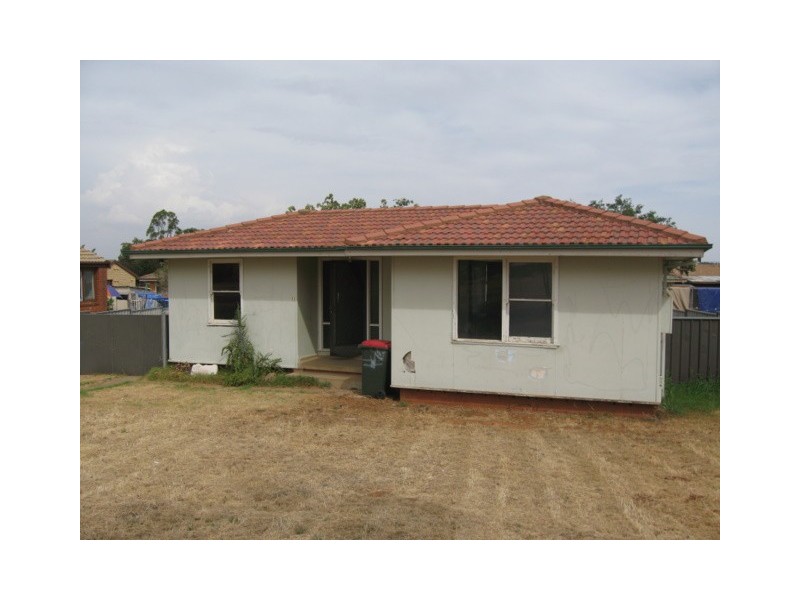 11 Blaxland Street, Parkes NSW 2870