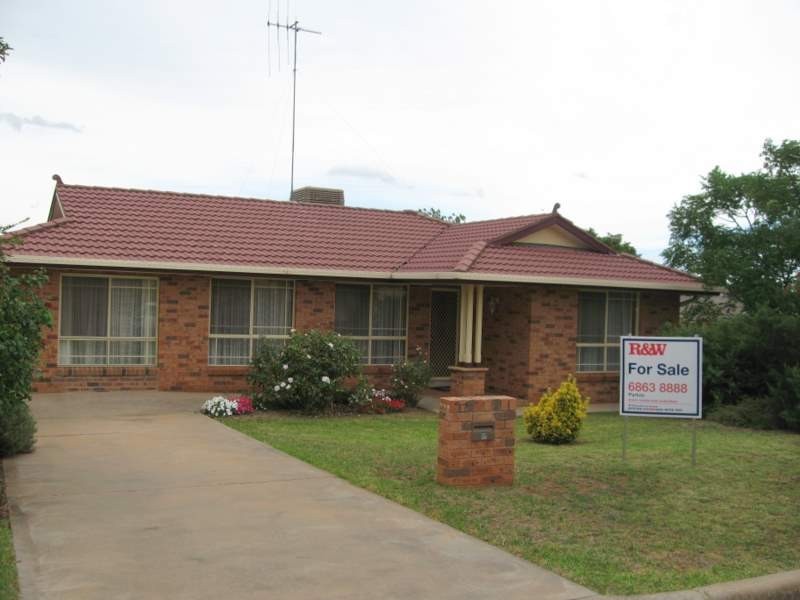 17 Ebelina Crescent, Parkes NSW 2870