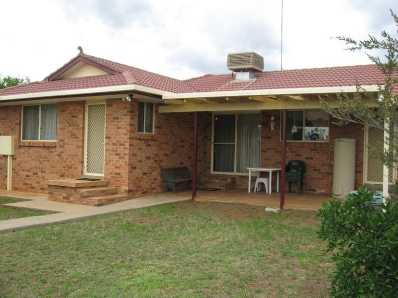 17 Ebelina Crescent, Parkes NSW 2870
