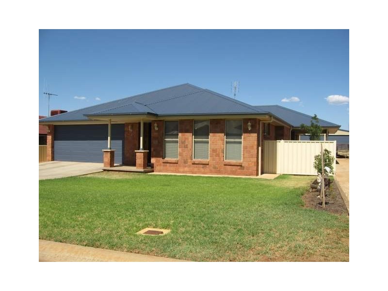 5 Cedar Crescent, Parkes NSW 2870