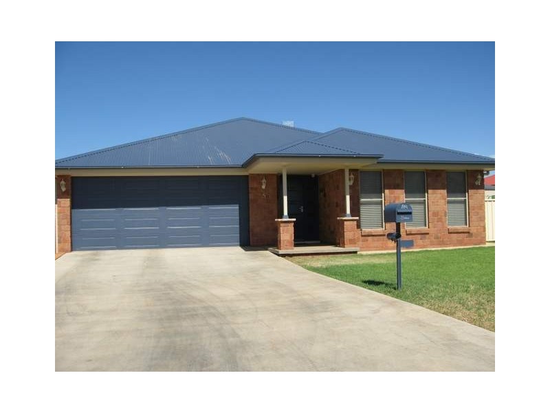 5 Cedar Crescent, Parkes NSW 2870