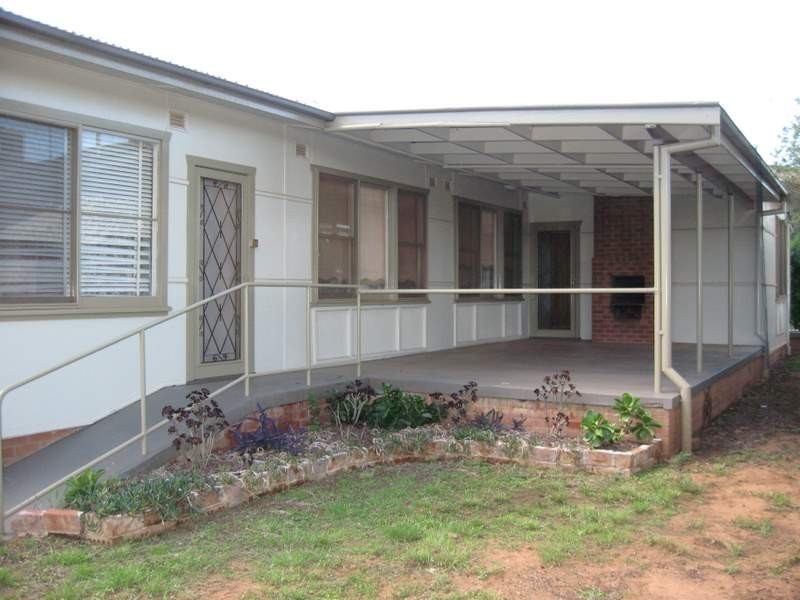 9 Captain Wilson Avenue, Parkes NSW 2870