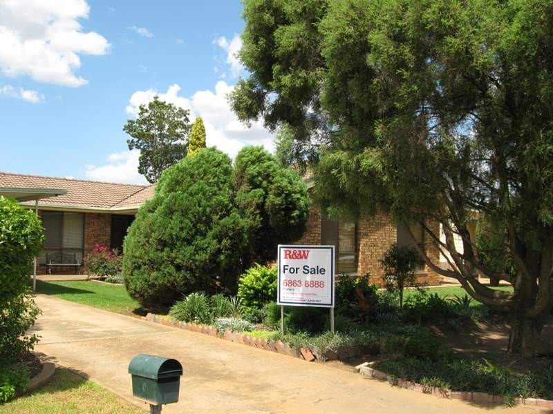 27 Lawson Street, Parkes NSW 2870