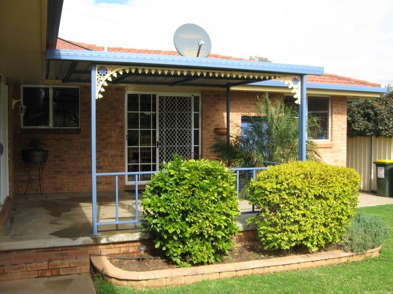 16 Webb Street, Parkes NSW 2870