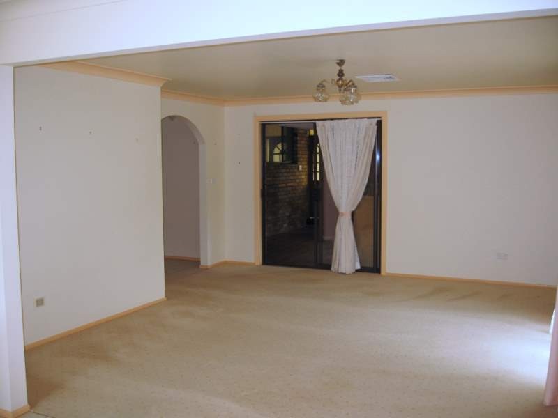 73 East Street, Parkes NSW 2870