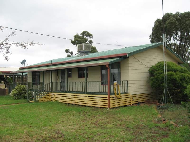 123 Railway Parade, Peak Hill NSW 2869