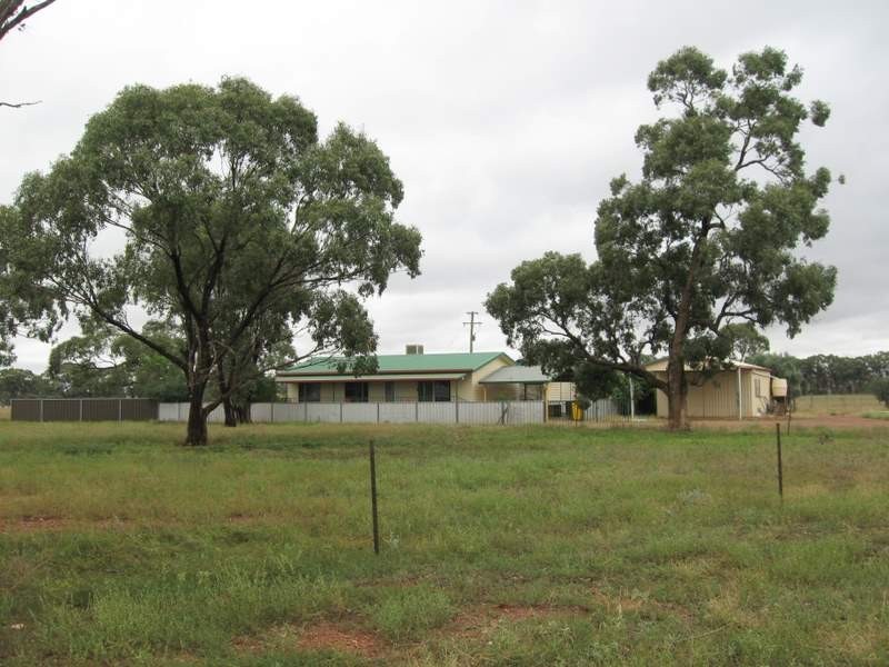 123 Railway Parade, Peak Hill NSW 2869