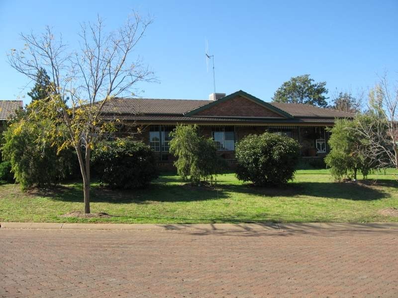 1 Glenburnie Close, Parkes NSW 2870