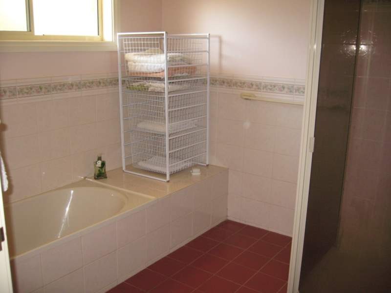 1 Glenburnie Close, Parkes NSW 2870