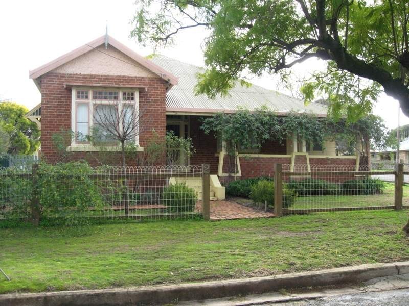 2 Oswin Street, Parkes NSW 2870