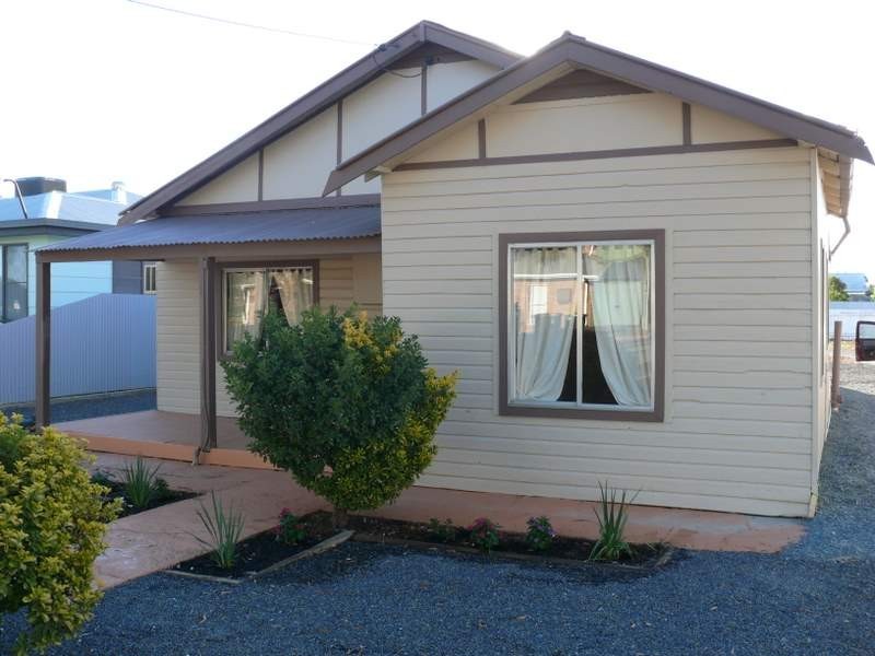 30 Station Street, Parkes NSW 2870