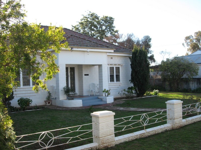 6 Lynch Street, Parkes NSW 2870