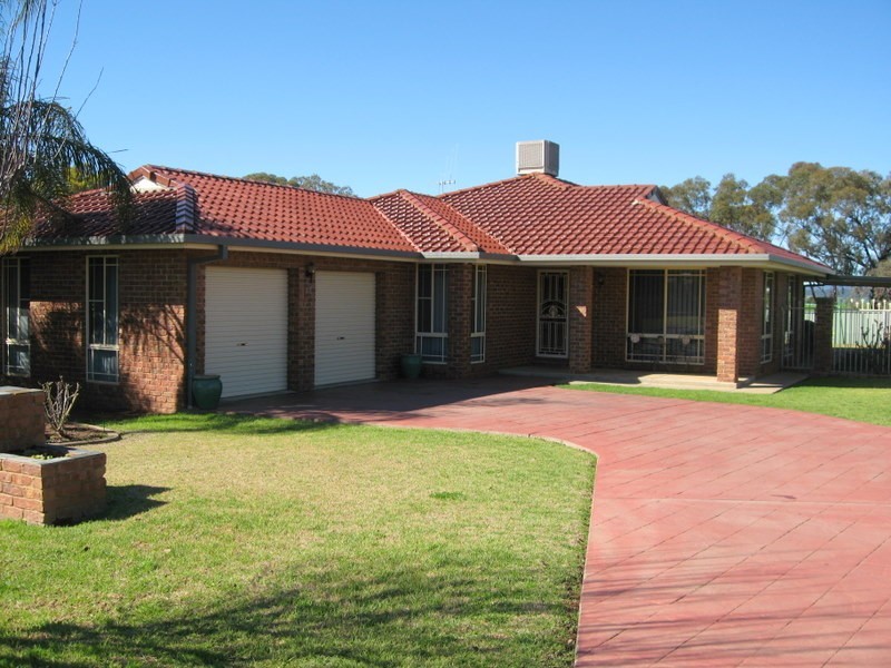 17 Golden Bar Drive, Parkes NSW 2870