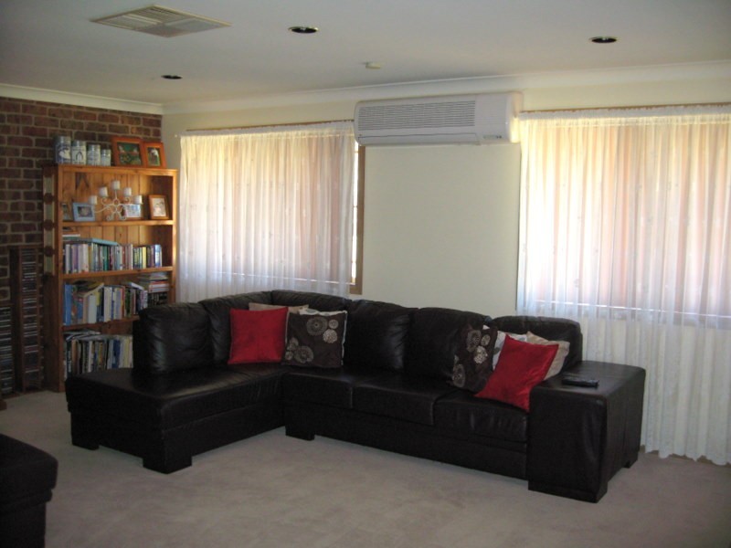 17 Golden Bar Drive, Parkes NSW 2870