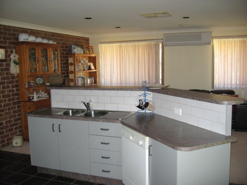 17 Golden Bar Drive, Parkes NSW 2870