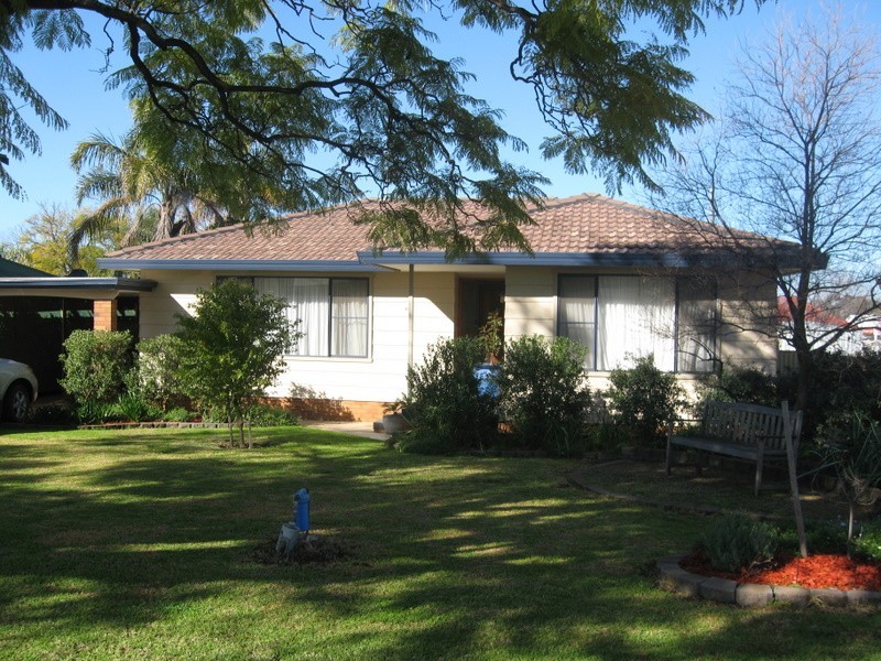 15 Thurlstone Street, Parkes NSW 2870