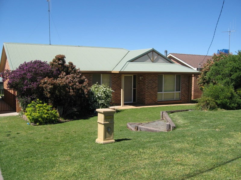 21  Blaxland Street, Parkes NSW 2870