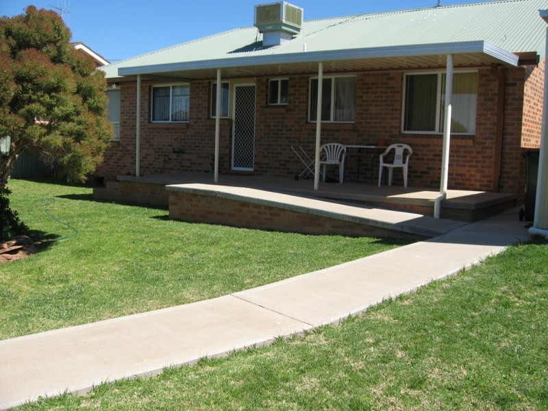 21  Blaxland Street, Parkes NSW 2870