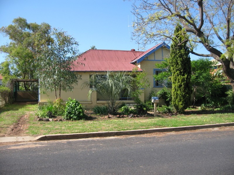 4 Oswin Street, Parkes NSW 2870
