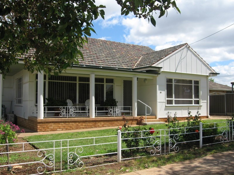 28 Armstrong Street, Parkes NSW 2870