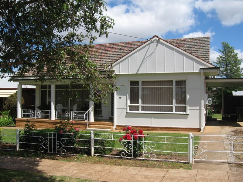 28 Armstrong Street, Parkes NSW 2870