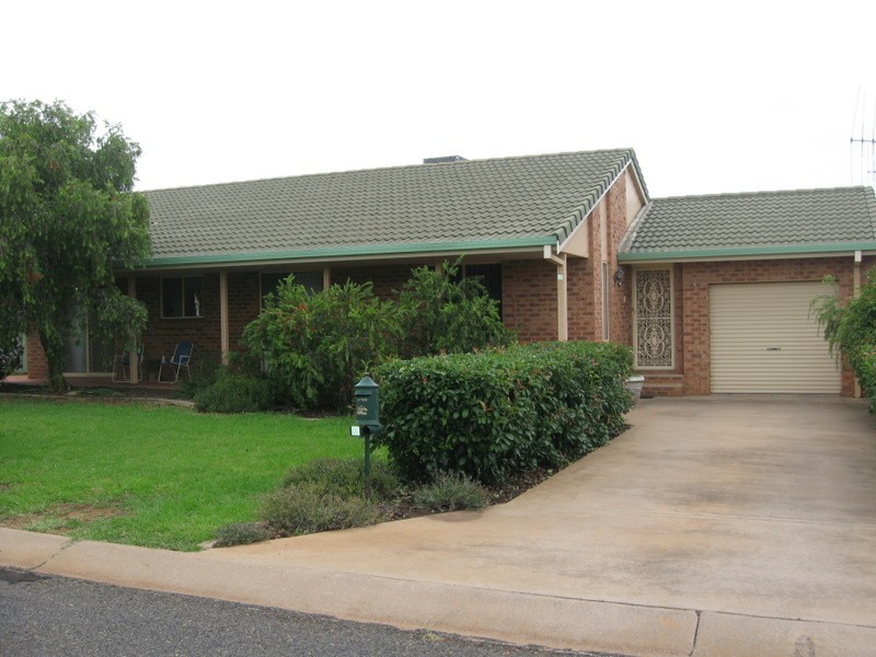 8 Golden Bar Drive, Parkes NSW 2870