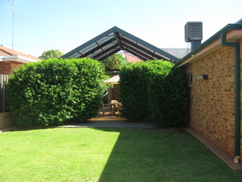 1 Barton Street, Parkes NSW 2870