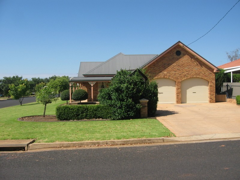1 Barton Street, Parkes NSW 2870