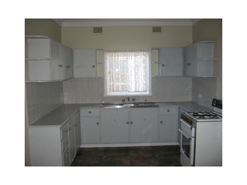 4 Waratah Street, Parkes NSW 2870