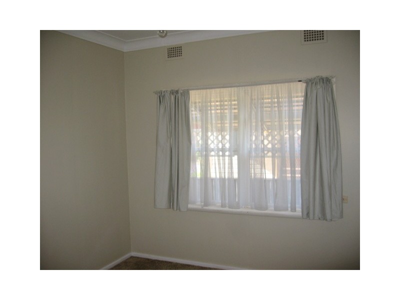 4 Waratah Street, Parkes NSW 2870