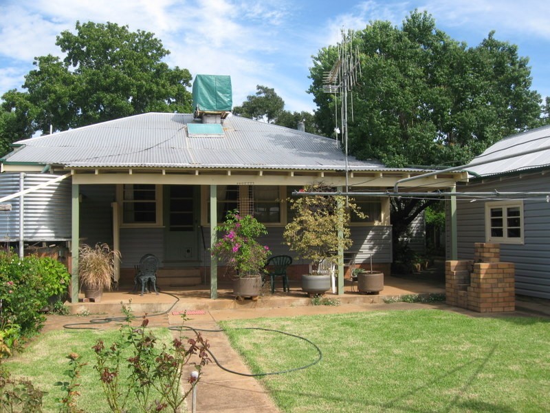 8 Carrington Street, Parkes NSW 2870