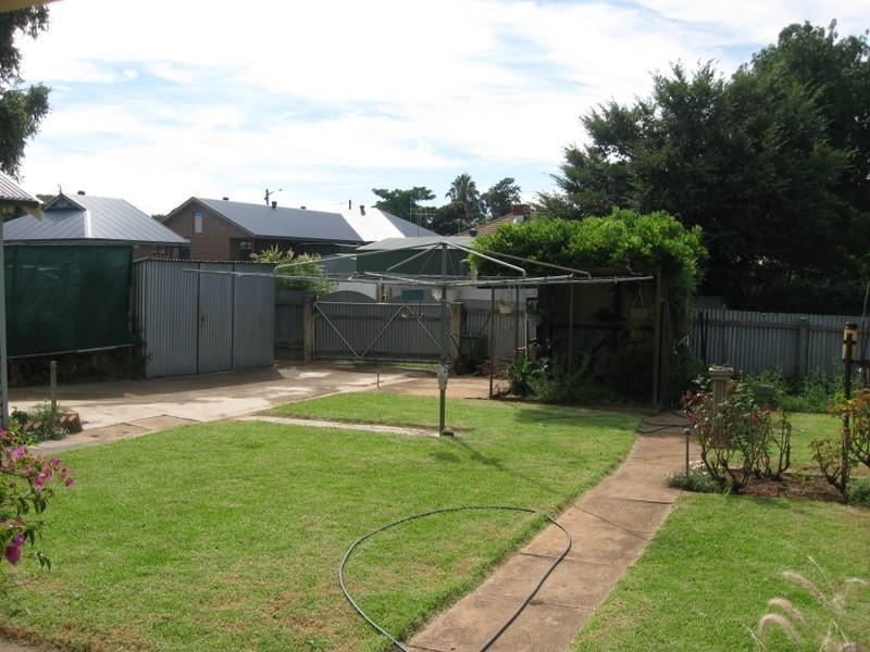 8 Carrington Street, Parkes NSW 2870