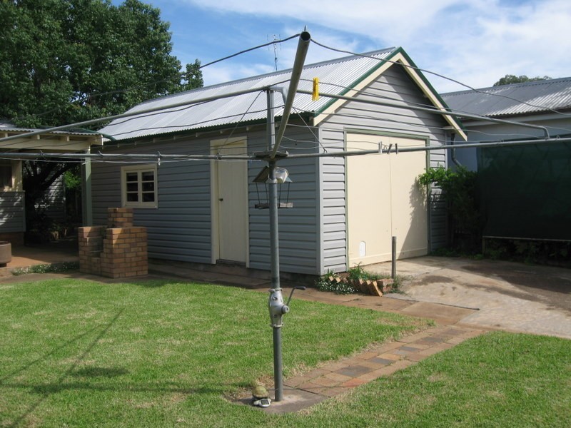 8 Carrington Street, Parkes NSW 2870