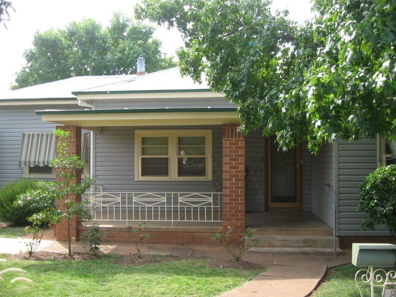 8 Carrington Street, Parkes NSW 2870