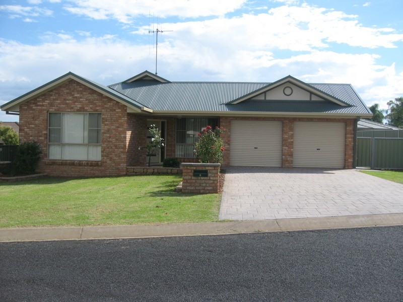 4 Clancy Place, Parkes NSW 2870