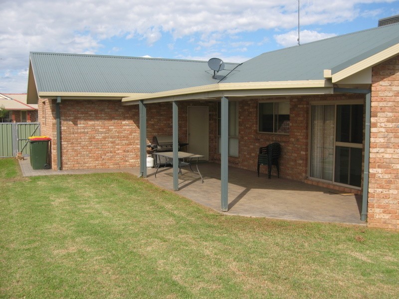 4 Clancy Place, Parkes NSW 2870