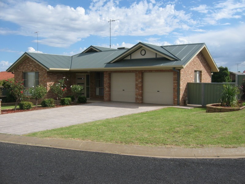 4 Clancy Place, Parkes NSW 2870