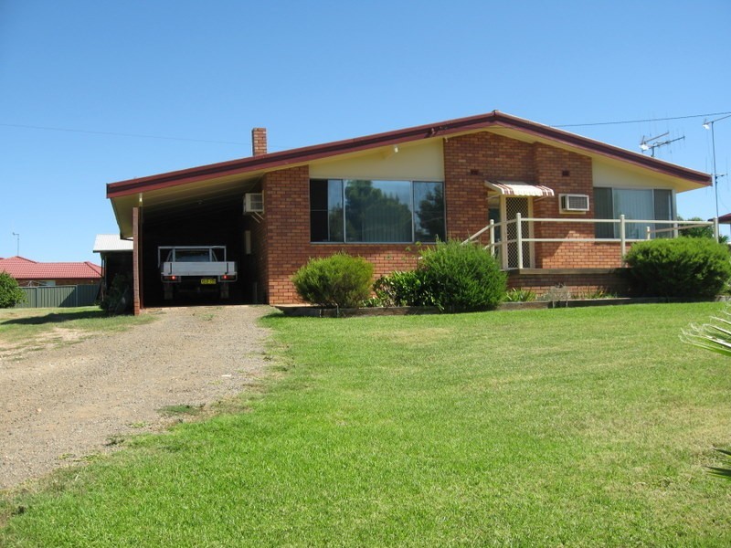 2 Evans Place, Parkes NSW 2870