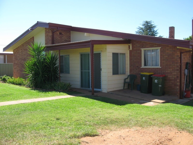 2 Evans Place, Parkes NSW 2870