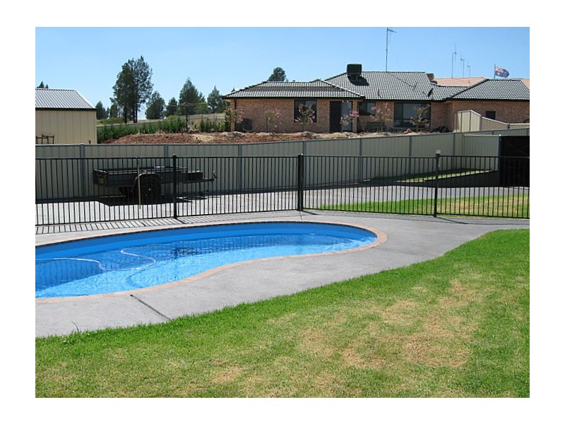 39 Glenburnie Close, Parkes NSW 2870